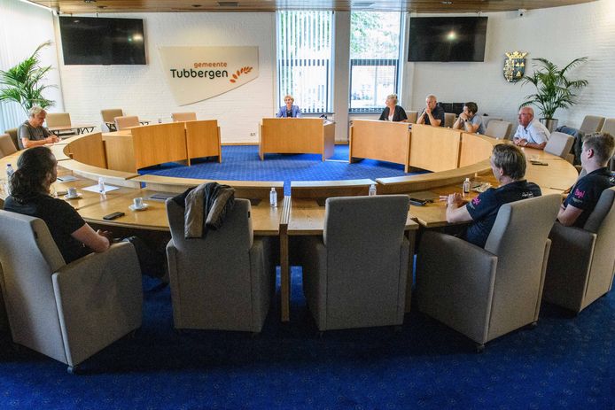 Na de overhandiging van de petitie gaat wethouder Trees Vloothuis in gesprek met een groep betrokken Tubbergenaren over wat er leeft in het dorp.