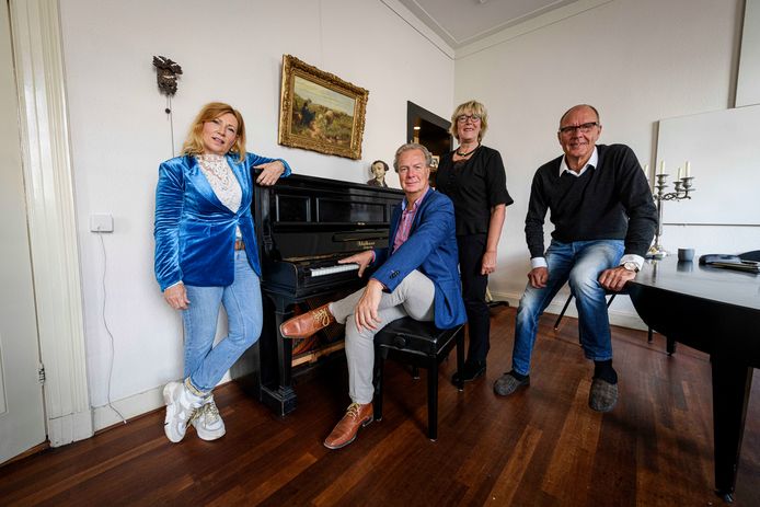 Er is belangstelling voor het bijwonen van de operadiners, zegt de organisatie, met van links af Sandra Fluttert, Erwin Strikker, Jeannette Lodeweges en Antek Olszanowski.