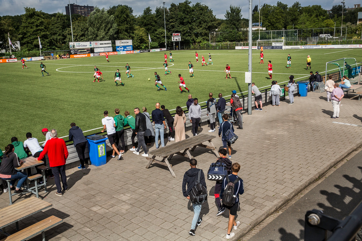 Van de toevallige passant in de supermarkt tot andere sporters op het sportveld: per ontmoeting mag de besmettingskans dan miniem zijn, bij veel ontmoetingen per dag wordt het gevaar op overdracht ineens reëel. Beeld Arie Kievit