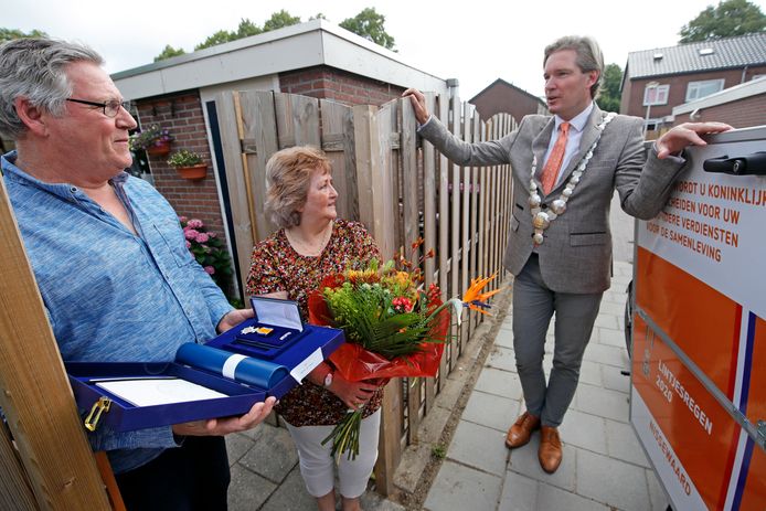 Foort van Oosten houdt bij bezoeken, zoals hier bij de uitreiking van een koninklijke onderscheiding, ook altijd anderhalve meter afstand.