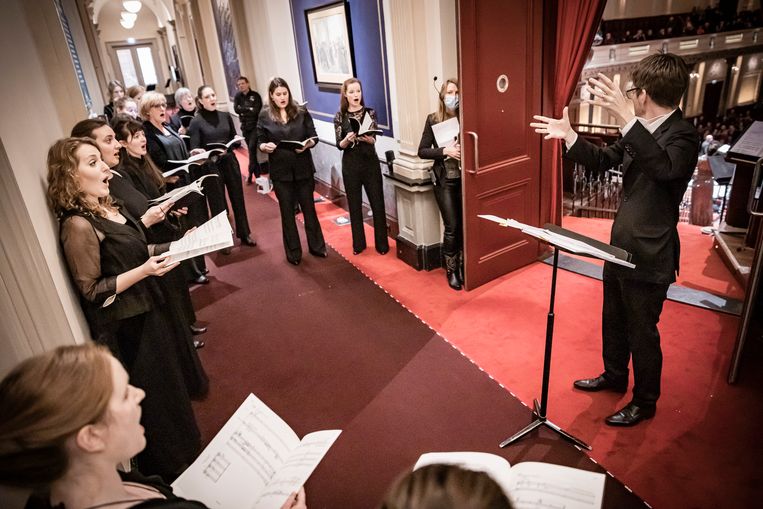 Zangeressen van het Groot Omroepkoor zingen vanaf de gang in het Concertgebouw in Amsterdam. Beeld Foppe Schut