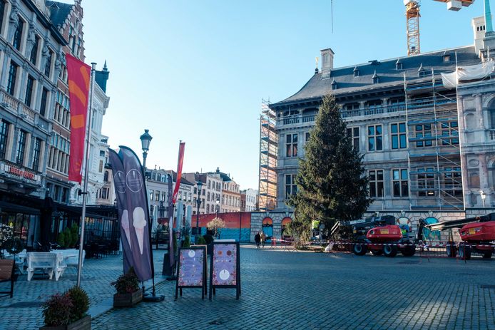 18 Meter Hoge Kerstboom Aangekomen Op Grote Markt Antwerpen Hlnbe