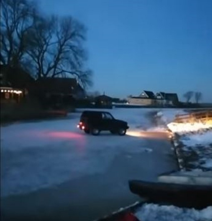 Stunt Van ijspiraat Gaat Mis Jeep Zakt Door Het Ijs In Friesland 