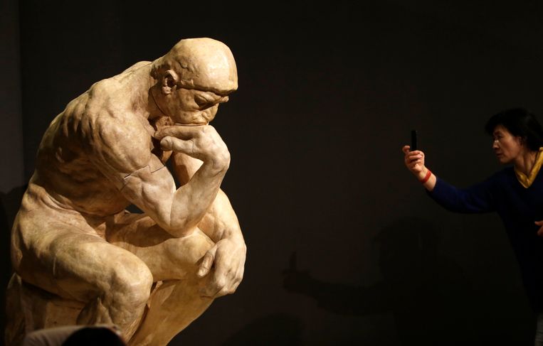 'De denker' van de Franse beeldhouwer Auguste Rodin. Beeld REUTERS