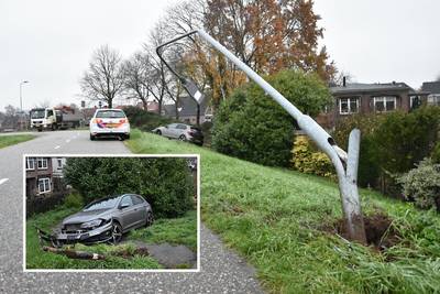 Auto én lantaarnpaal lopen zware schade op bij ongeluk op dijk in Tolkamer