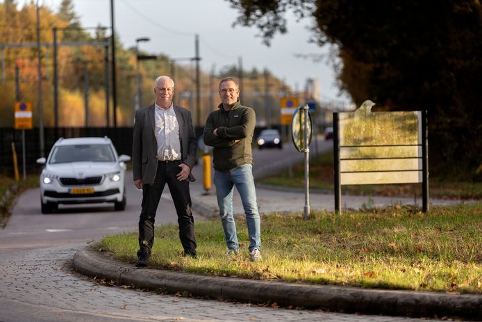 Ruud Jansen (l) van de  Internationale School Eindhoven en Carlos Faes van de Philips Fruittuin.