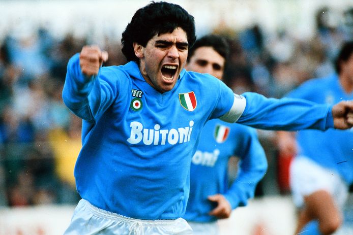 Diego Maradona maakt een goal tijdens de Seria A-match tussen Napoli en AC Milan op 1 mei 1988.