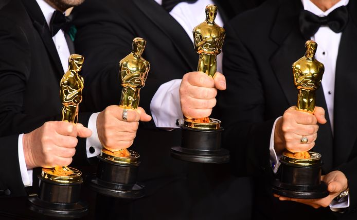 Enkele winnaars houden hun Oscars vast.