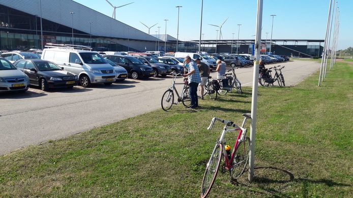 Bij het P+R-terrein in Terneuzen wordt het al drukker. Mensen die met de auto komen, hebben ook hun fietsen mee.