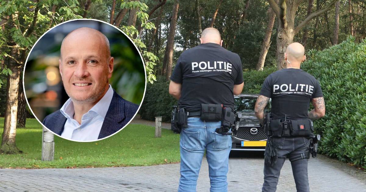 Il CEO di Jumbo Frits Van Erd è stato arrestato durante un raid nella sua villa e non gli è stato permesso di parlare con la famiglia o gli amici all’esterno