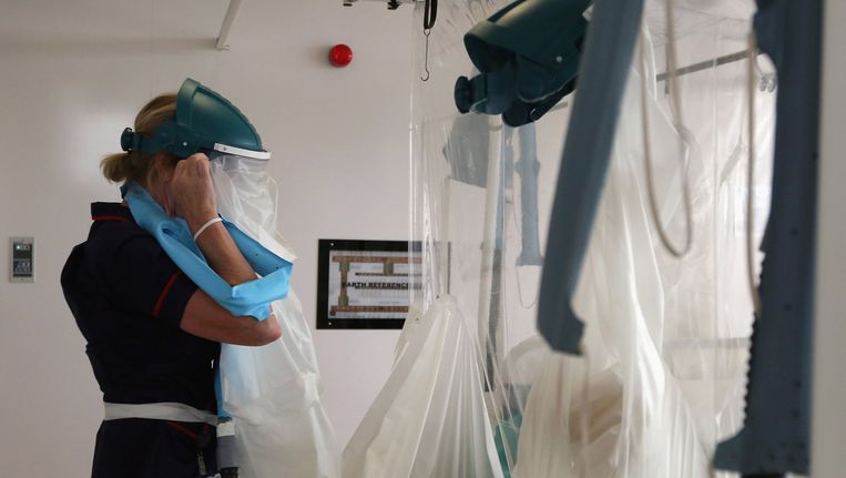 Een dokter toont de procedure in een ziekenhuis bij een potentiële ebola-infectie. Beeld getty