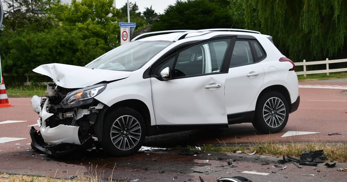 Twee gewonden bij botsing autos in Sint-Maartensdijk.
