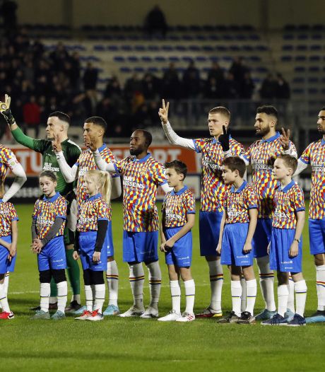 Oorlog in Oekraïne: spelers RKC en FC Twente maken V-teken, captains VVV en Almere met blauw-gele band