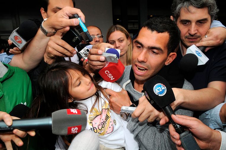 8 november: Tevez tijdens zijn aankomst op de luchthaven van Buenos Aires met dochter Florencia. Beeld REUTERS