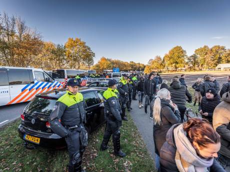 Experts: te weinig politie bij protest tegen Zwarte Piet in Staphorst. ‘Je kon er de klok op gelijk zetten’