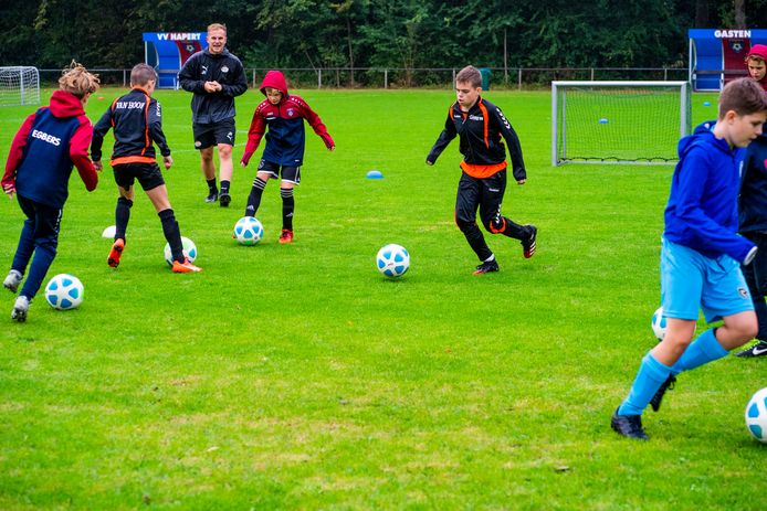Training jeugdvoetballers in Hapert