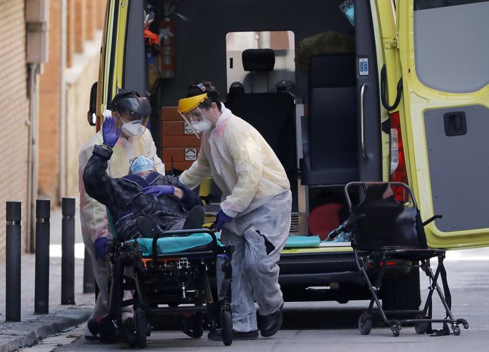 In Spanje vielen officieel al meer dan 13.000 doden, maar mogelijk ligt het werkelijke aantal veel hoger, zeggen sommige regio's.