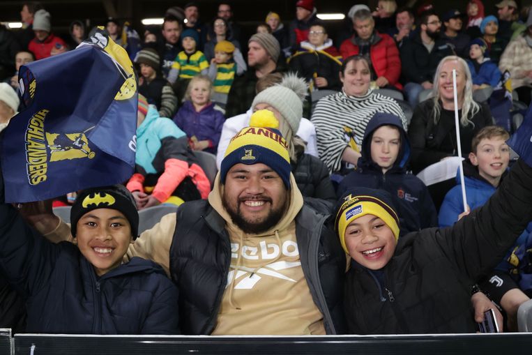 Fans op de tribune zaterdag bij Otago Highlanders and Waikato Chiefs in Forsyth Barr Stadium in Dunedin, Nieuw-Zeeland.  Beeld AFP