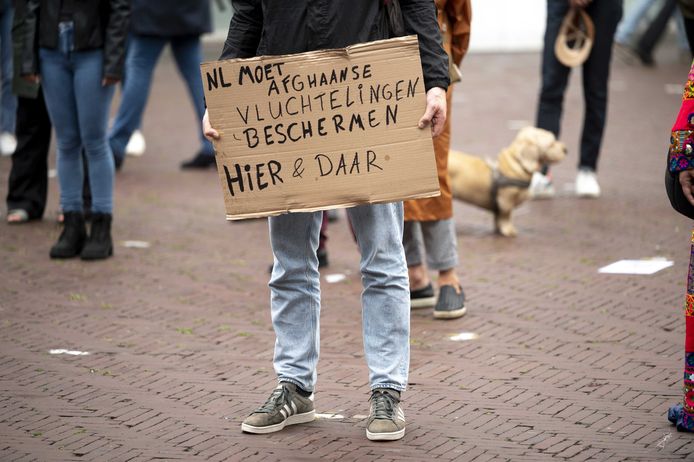 Sympathisanten houden voor het stadhuis een wake voor Afghanistan.