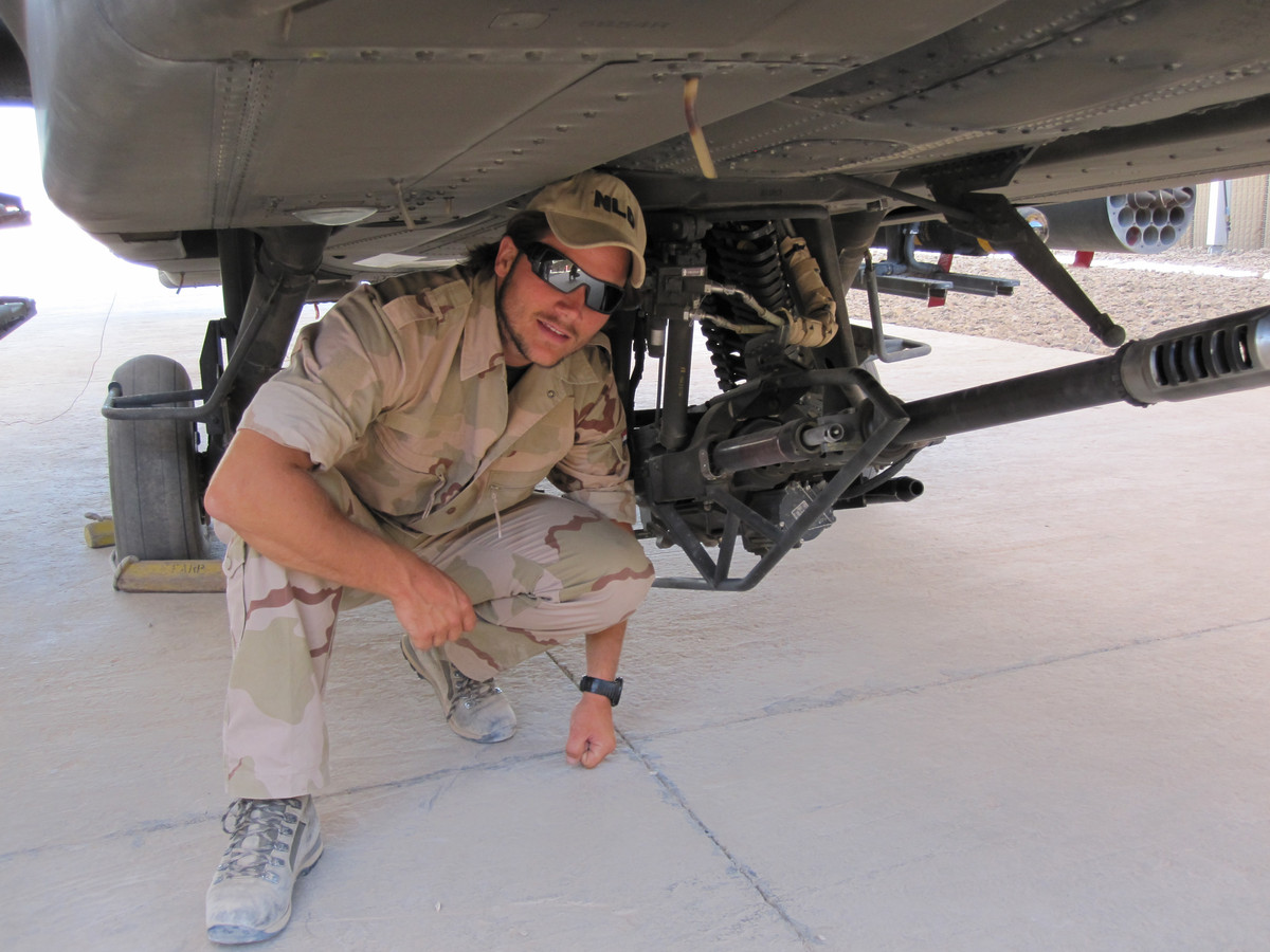 Eerbetoon met Apachehelikopter aan militair Kevin