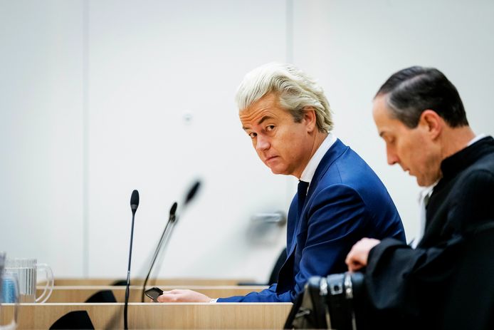 Geert Wilders (links) en zijn advocaat Geert-Jan Knoops in januari van dit jaar in de rechtszaal.
