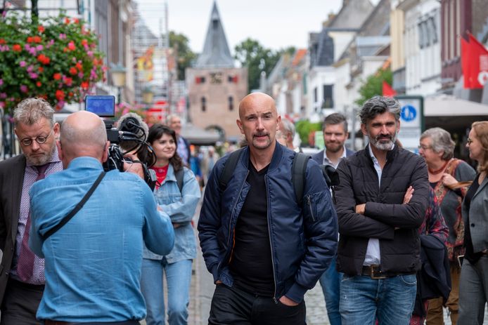 Professor Craig Martin van TU Delft wandelt met gedeputeerde Peter Drenth (links) door Elburg-Vesting.
