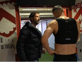 KIJK. Club Brugge-coach De Mil houdt er de moed in tijdens gesprek met Yaremchuk: “Dit is géén stap terug”