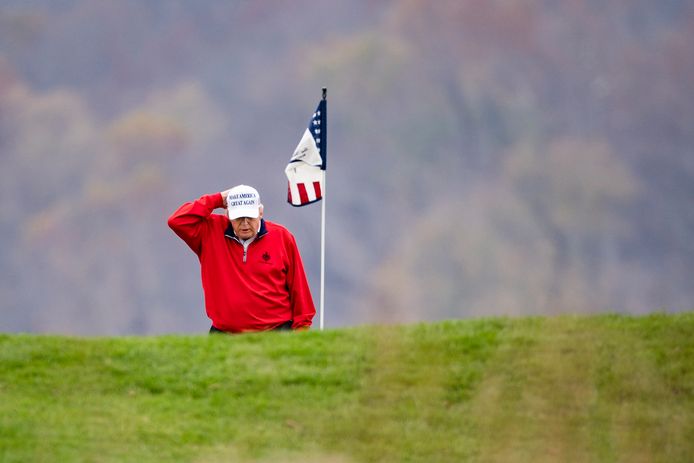 President Trump ging zaterdag golfen op zijn National Golf Club in Sterling in de staat Virginia. Amerikaanse media becijferden dat dat voor de 143ste keer was sinds zijn aantreden als president.