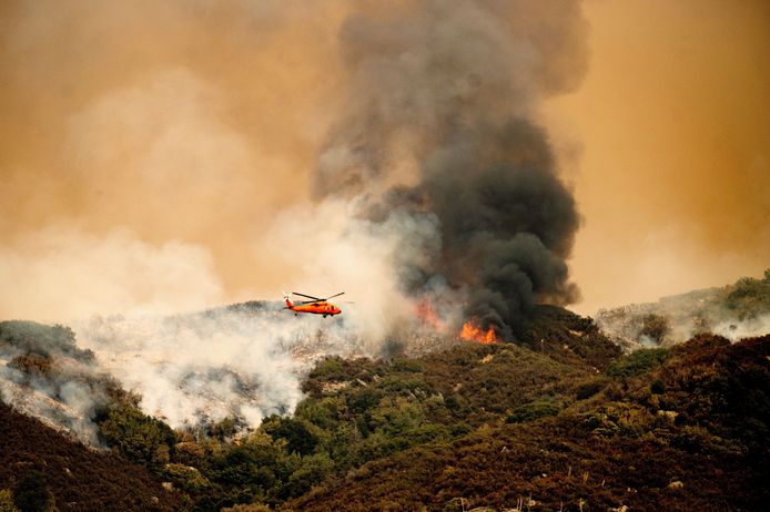 Sebuah helikopter menjatuhkan air di atas Taman Nasional Sequoia dalam upaya untuk memadamkan api.