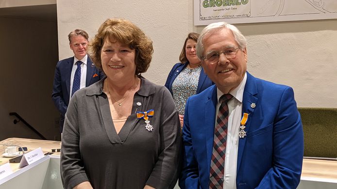 Carla Heming en Jerry van der Meulen kregen beiden een koninklijke onderscheiding voor hun lange staat van dienst binnen de gemeenteraad in Oost Gelre.