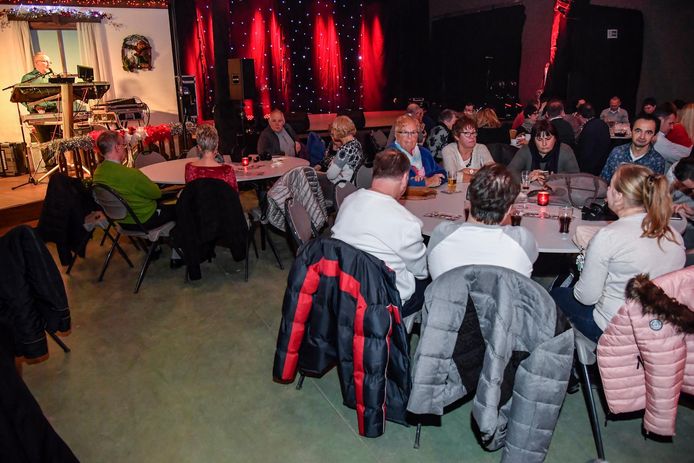 Al heel wat mensen vonden de weg naar Ice-Fest in de festivalhal. Nog tot het einde van de kerstvakantie kan je er terecht voor verschillende optredens.