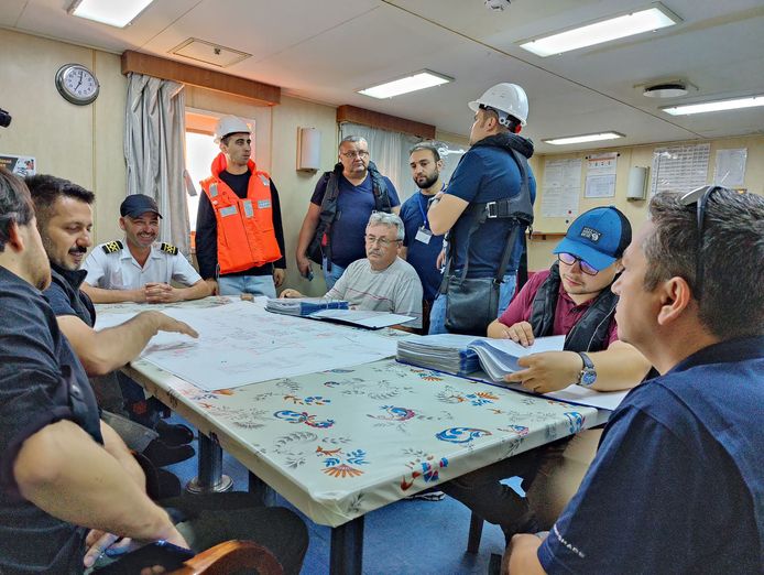 L'equipaggio della nave Vollmar S.  e gli ispettori del Centro di Coordinamento di Istanbul.  (05/08/22)