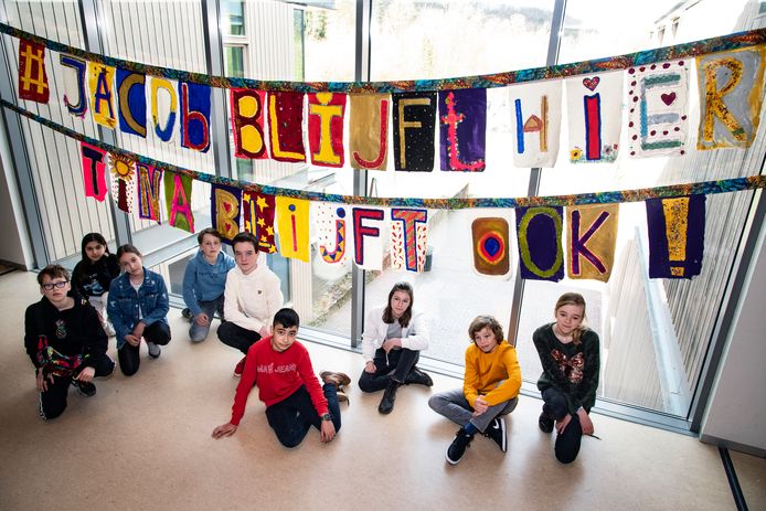 Enkele leerlingen van basisgroep 1F van middelbare school Notre Dame des Anges, klasgenoten van Jacob op de foto bij de tekst 'Jacob blijft hier, Tina blijft ook!'