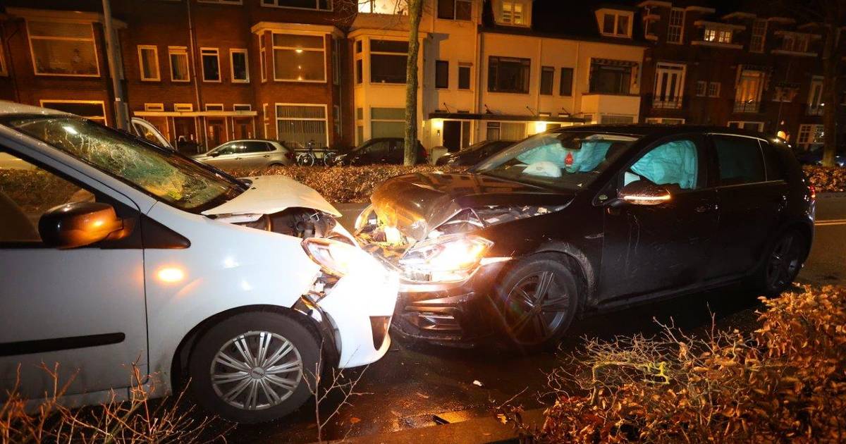 Inzittenden vluchten na botsing tussen twee autos in Den Bosch.