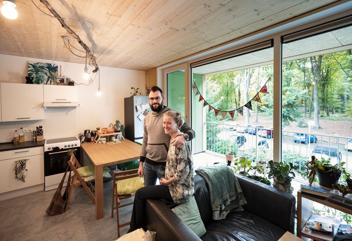Melvyn Williams en Marieke Lekkerkerk in hun nieuwe appartement op landgoed Eikenburg.
