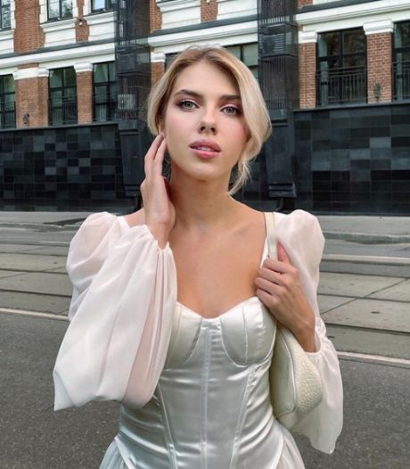 Non, ce n’est pas elle! Cette jeune femme ressemble à Scarlett Johansson comme deux gouttes d'eau