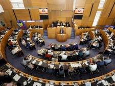 Le parlement bruxellois suspend le dépassement de plafond pour la pension des parlementaires