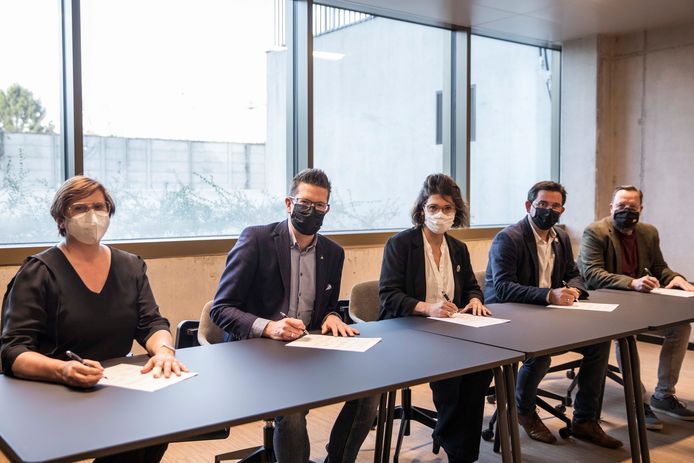 Ondertekenen samenwerkingsovereenkomst 'Samen sterk voor lokaal werk in 2020-2025.'  Burgemeesters Vints (tweede van links) en Borremans (tweede van rechts) kunnen tevreden zijn.
