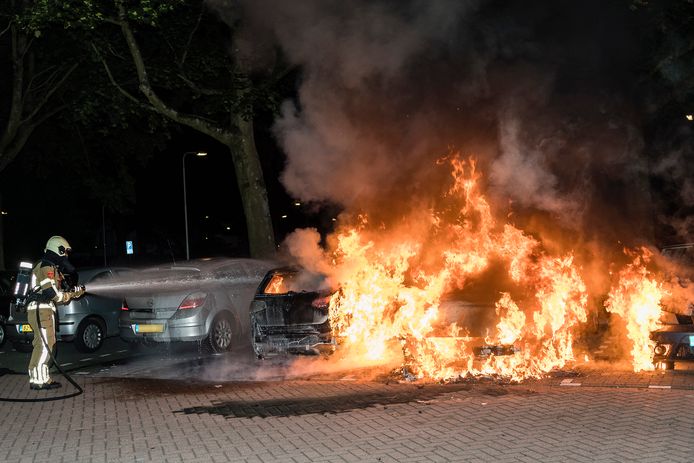 Drie auto's verwoest door brand in Tilburg.