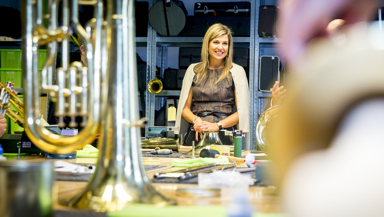 Koningin Maxima bezocht vorig jaar september als erevoorzitter van het Platform Ambassadeurs Muziekonderwijs een van de ateliers van het landelijk Instrumentendepot Leerorkest, waar muziekinstrumenten opgeknapt en speelklaar gemaakt worden in Amsterdam. Het bezoek vond plaats in het kader van muziekonderwijs op de basisschool. Beeld anp