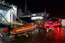 Brandweermannen uit Napels komen aan op het eiland Ischia.