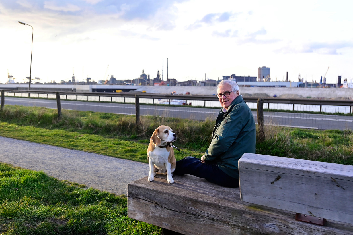 Het uitzicht van Dirk Weidema (Milieuplatform IJmuiden-Noord) op Tata Steel. Beeld Olaf Kraak