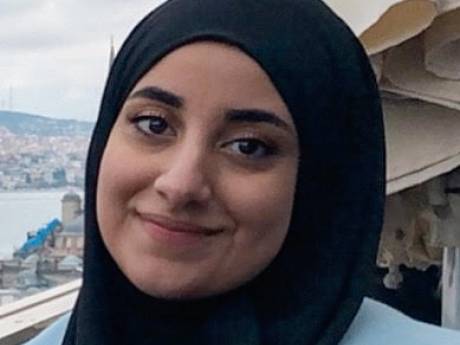 Kaoutar (23) is medewerker bron- en contactonderzoek: ‘Wil iets betekenen in strijd tegen corona’