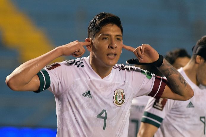 Edson Álvarez viert zijn goal.