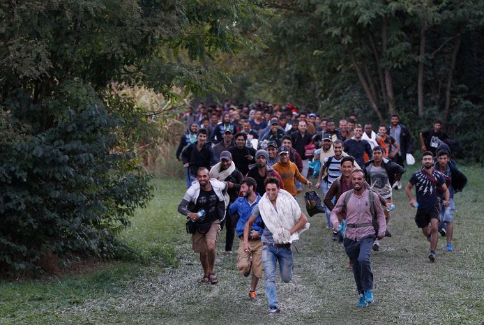 Al rennend steken migranten de grens over tussen Kroatië en Hongarije. Archieffoto uit 2015.