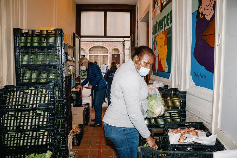 Il banco alimentare dell'organizzazione no-profit Zenith ad Anversa.  Immagine di Wouter Van Vooren
