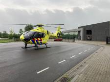 Fietser raakt zwaargewond bij aanrijding met auto in Hoogerheide, traumahelikopter landt bij vliegbasis