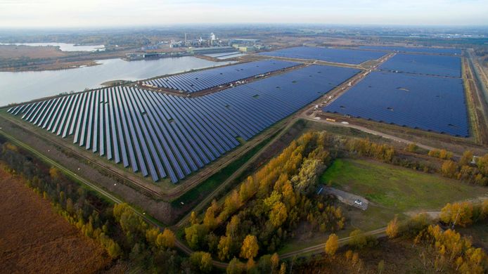 Het zonnepark van Solarcentury bij zinkfabriek Nyrstar in Budel-Dorplein.