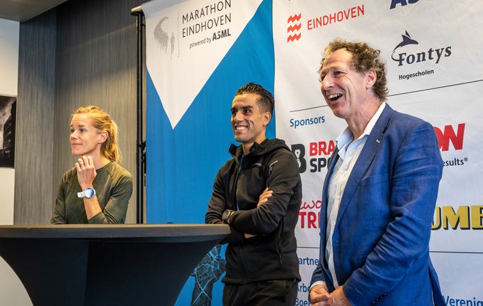 Koersdirecteur Marc Corstjens van marathon Eindhoven, Khalid Choukoud naast hem en daar weer naast Kim Dillen, die in de vrouwenwedstrijd voor de winst gaat.