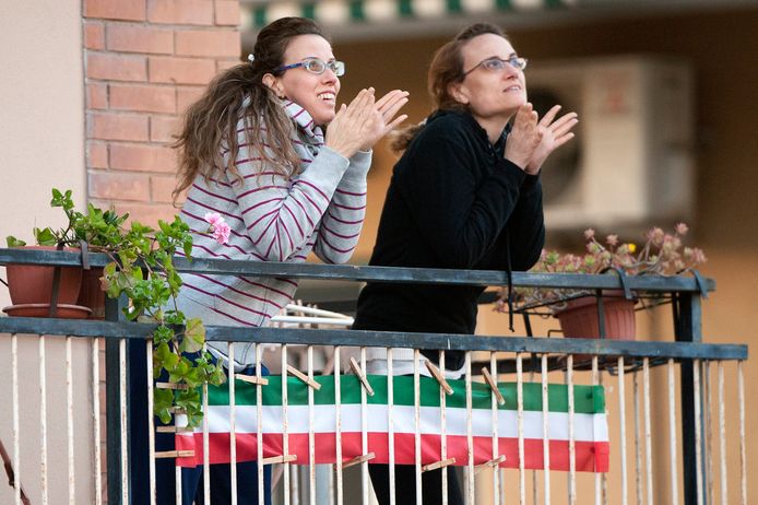 In Italië zongen mensen eerder al vanaf hun balkon het volkslied of andere populaire deuntjes.